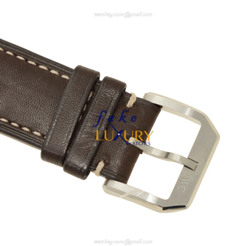 IWC IW325401 PILOTS - Replica Watch - Manual Wind - 44mm Steel Case - Black Dial Brown Strap - Image 4