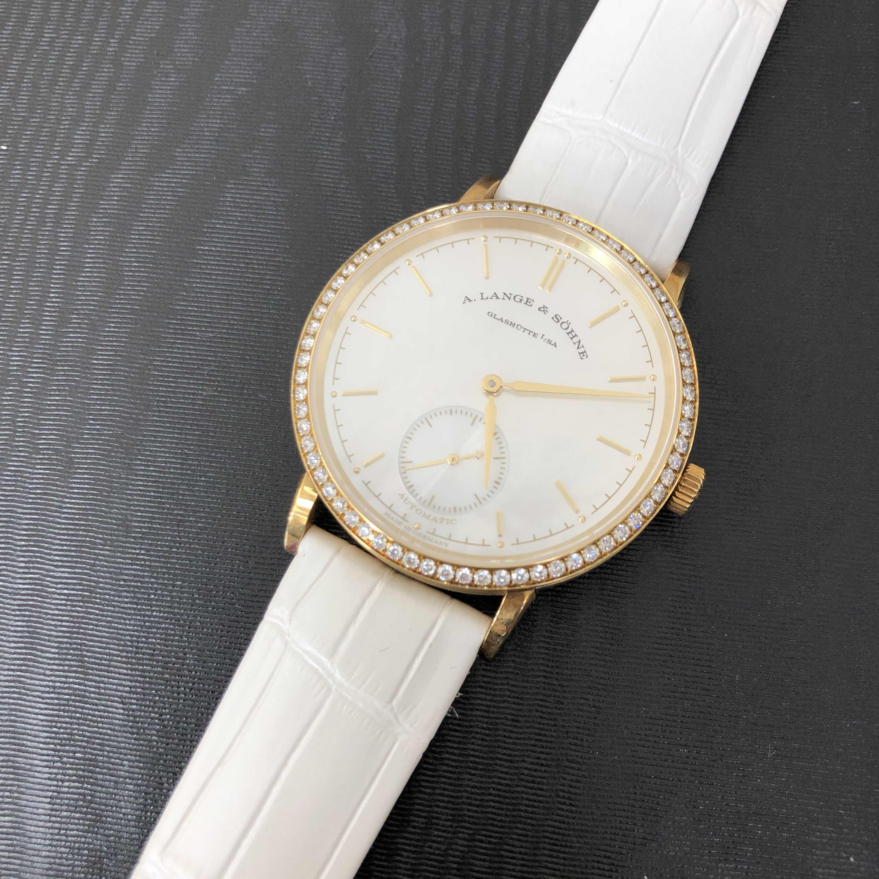 A Lange & Sohne 840.021 SAXONIA Automatic Replica Watch, White Mother of Pearl Dial, 18kt Gold - Image 5