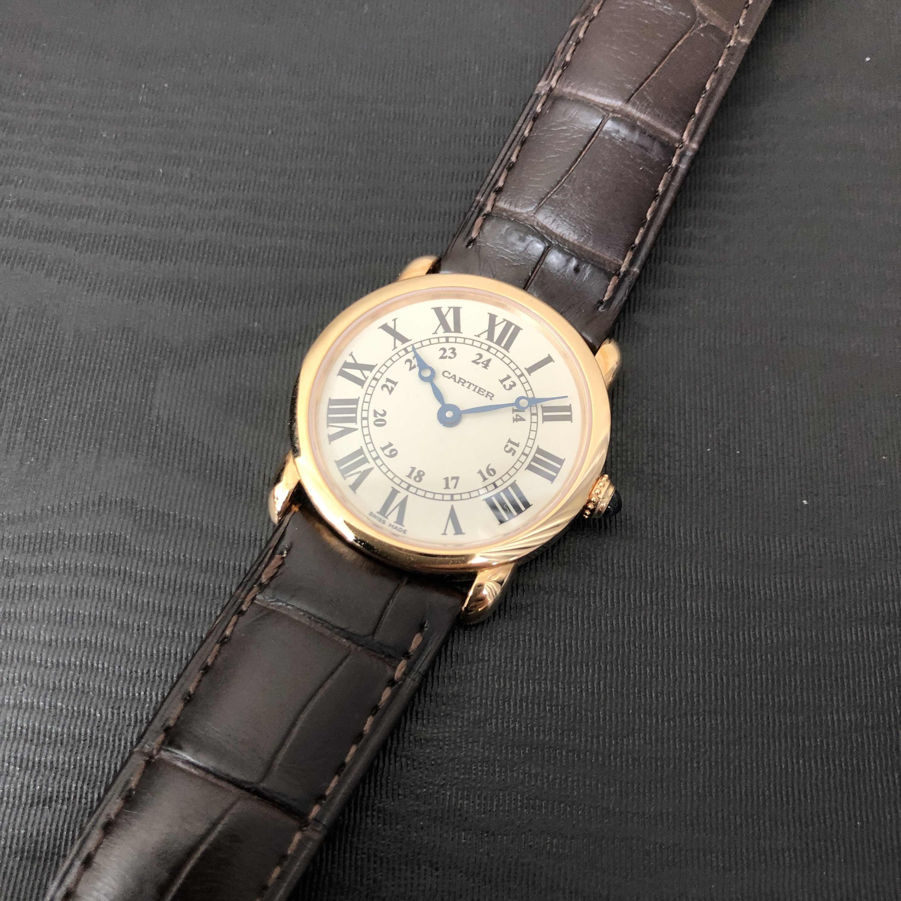 Cartier W6800151 RONDE LOUIS CARTIER Quartz 18kt Rose Gold Replica Watch - Swiss Movement, Ceramic - Image 5