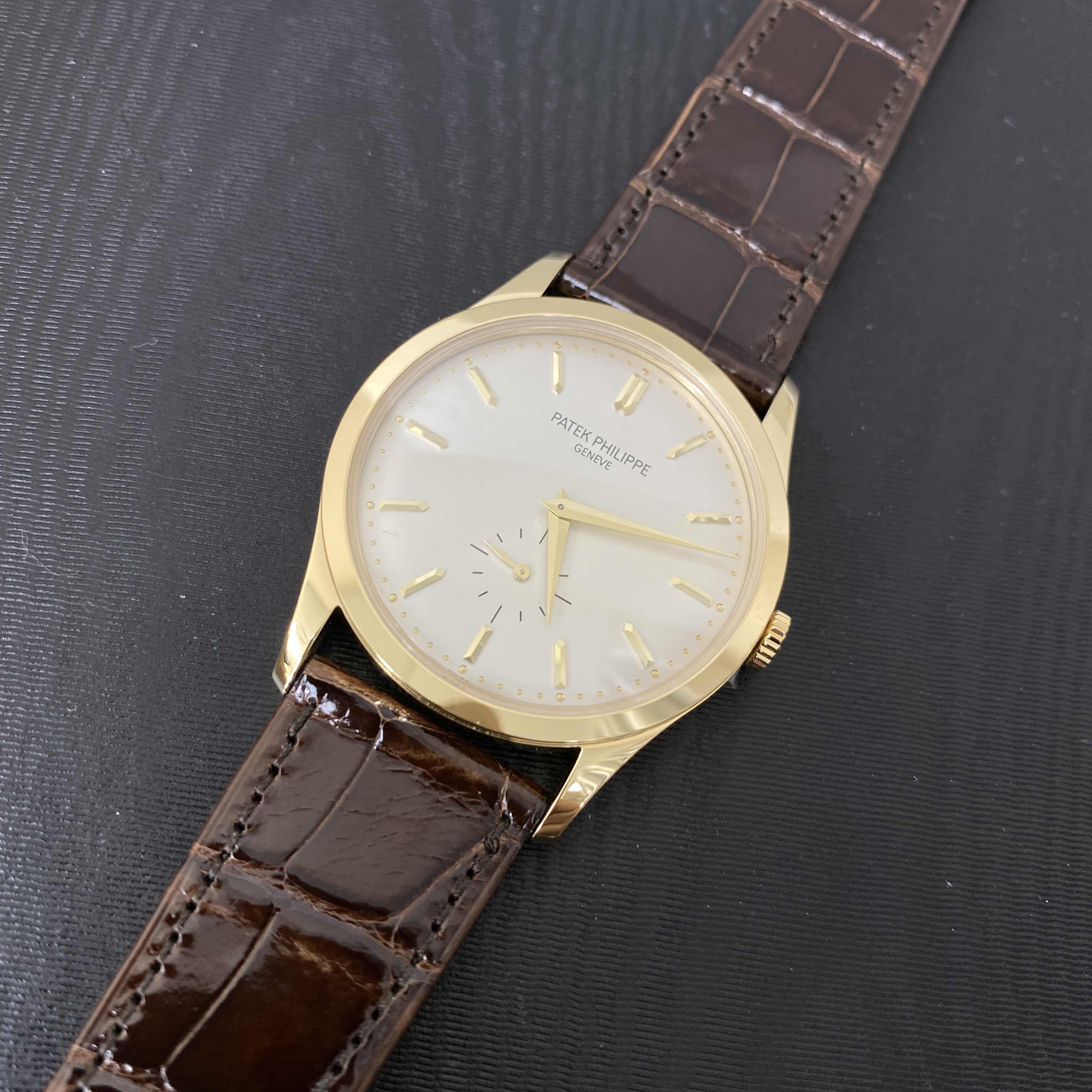 Patek Philippe 5196J-001 Calatrava Replica Watch White Dial 18kt Yellow Gold Manual Wind - Image 5