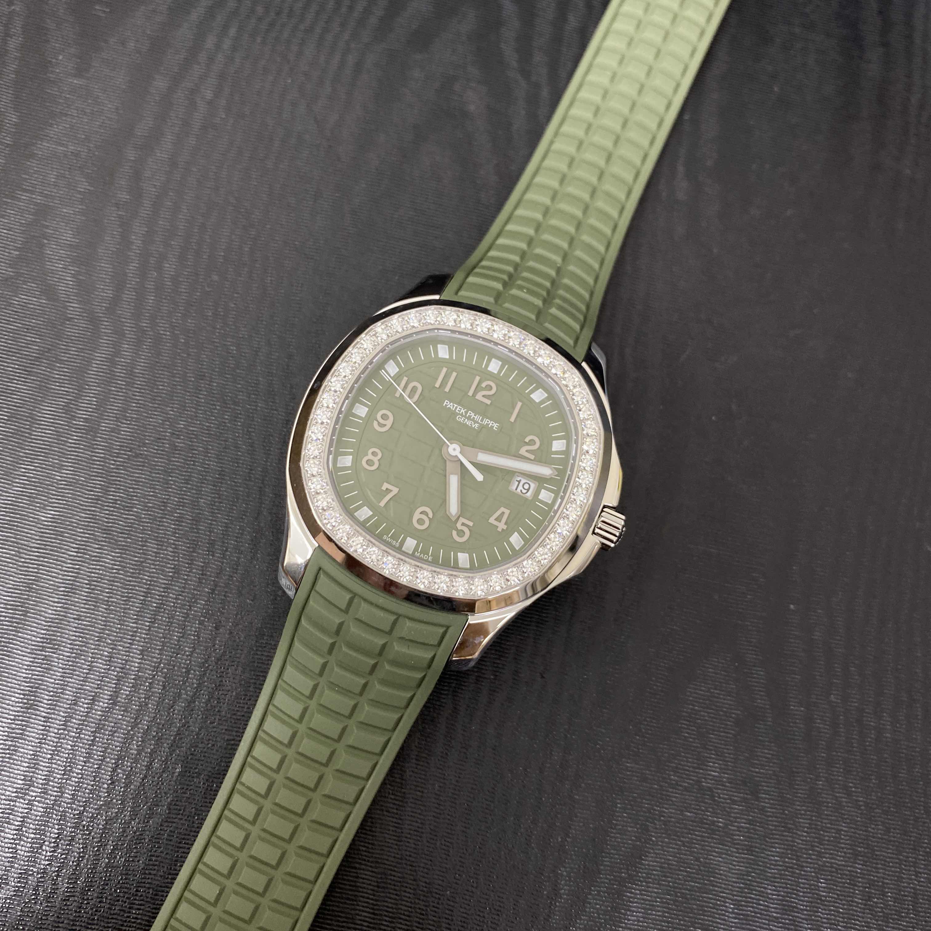 Patek Philippe 5267/200A-011 Aquanaut Quartz Green Dial Stainless Steel & Diamonds Replica Watch - Image 5