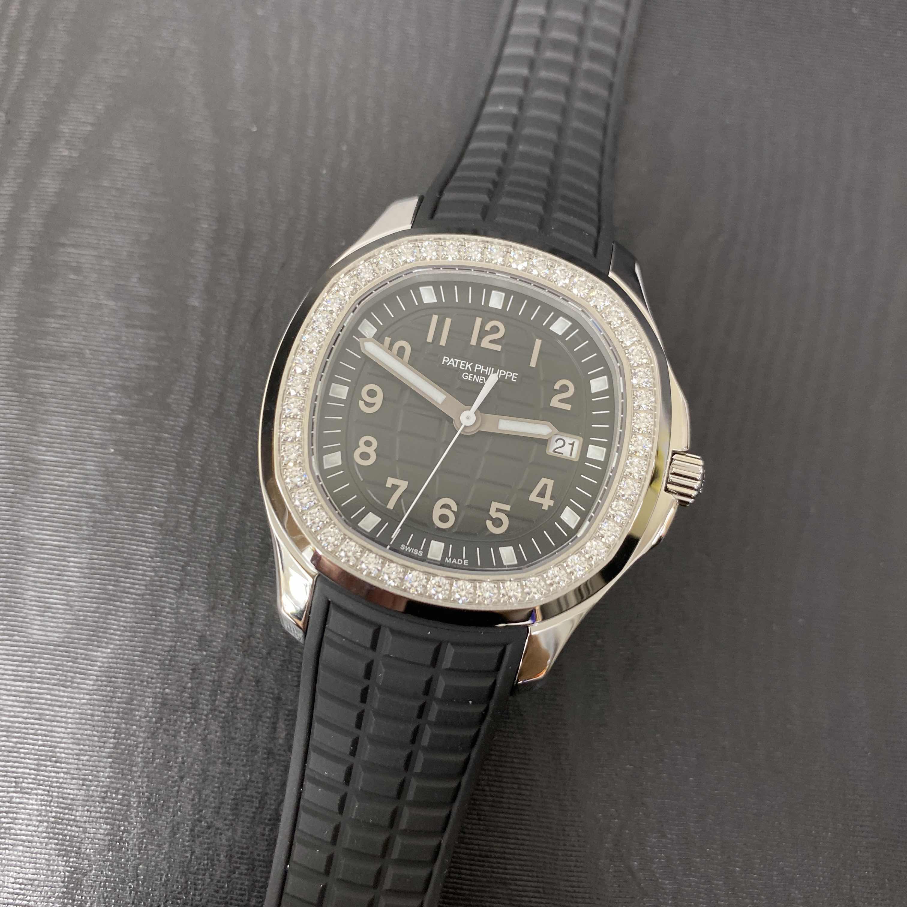 Patek Philippe 5267/200A-001 Aquanaut Quartz Replica Watch - 38.8mm Steel & Diamonds Black Rubber - Image 5