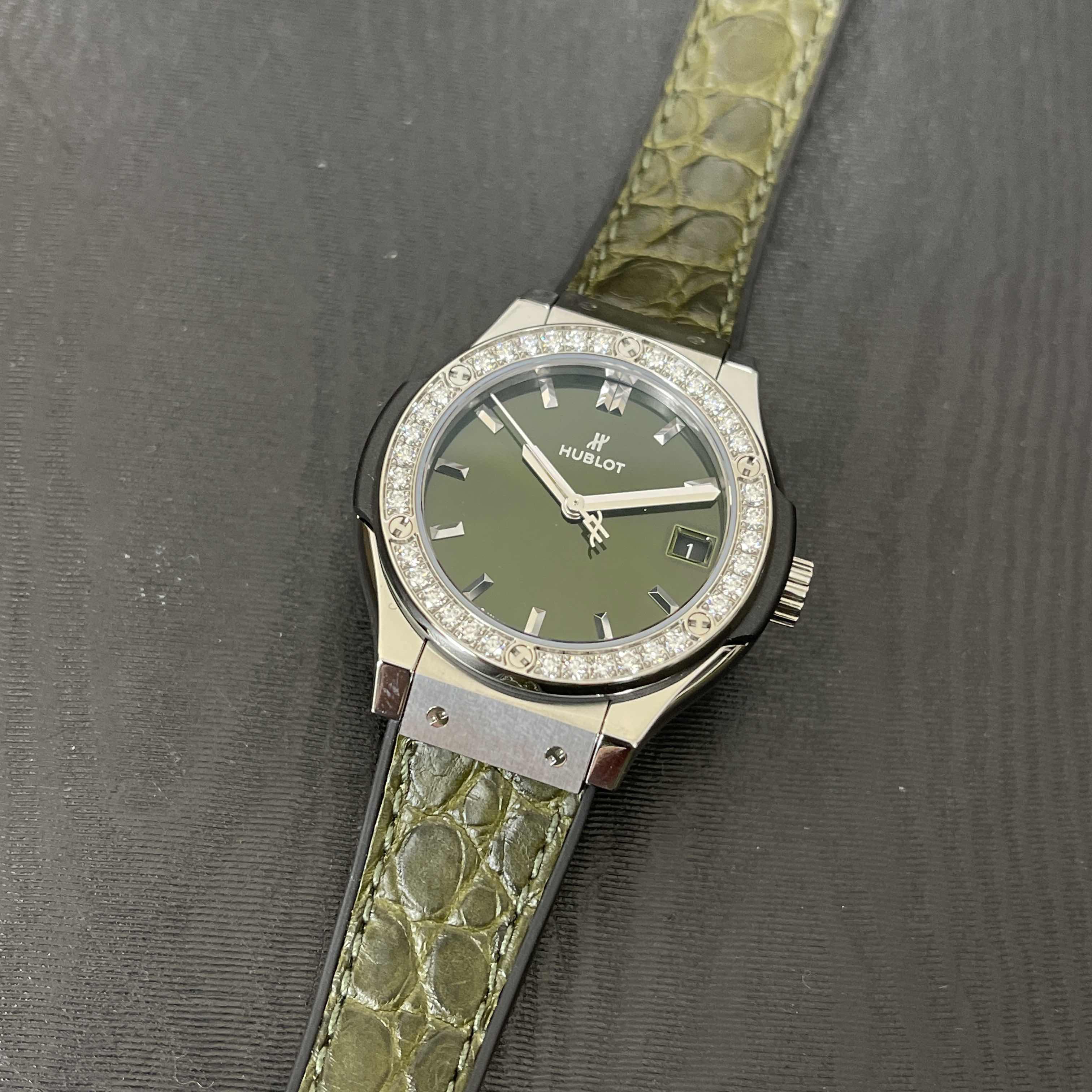 Hublot 581.NX.8970.LR.1104 Classic Fusion Quartz Titanium & Diamond Green Dial Green Alligator - Image 5